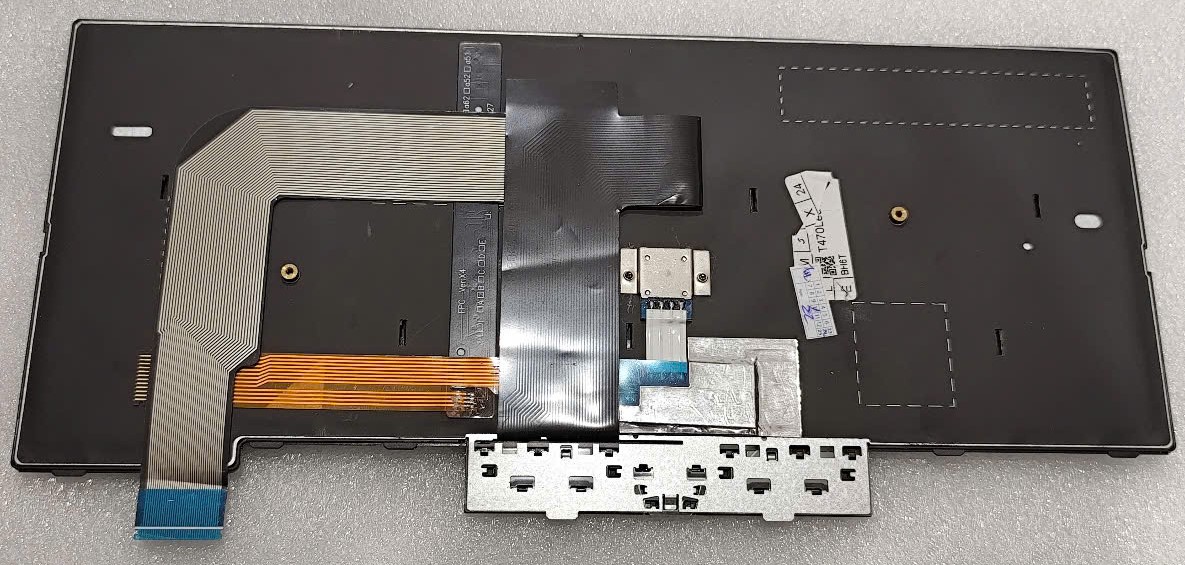 Mặt sau bàn phím laptop Lenovo Thinkpad T470, T480 hiển thị chi tiết các đầu cáp kết nối và khung xương phím chắc chắn