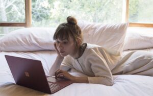 Đặt laptop lên nệm gây nóng pin