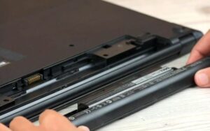 Tháo pin laptop dell