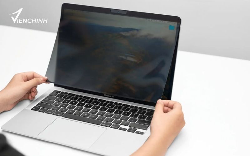 Miếng Dán Màn Hình Chống Nhìn Trộm Laptop Là Gì?